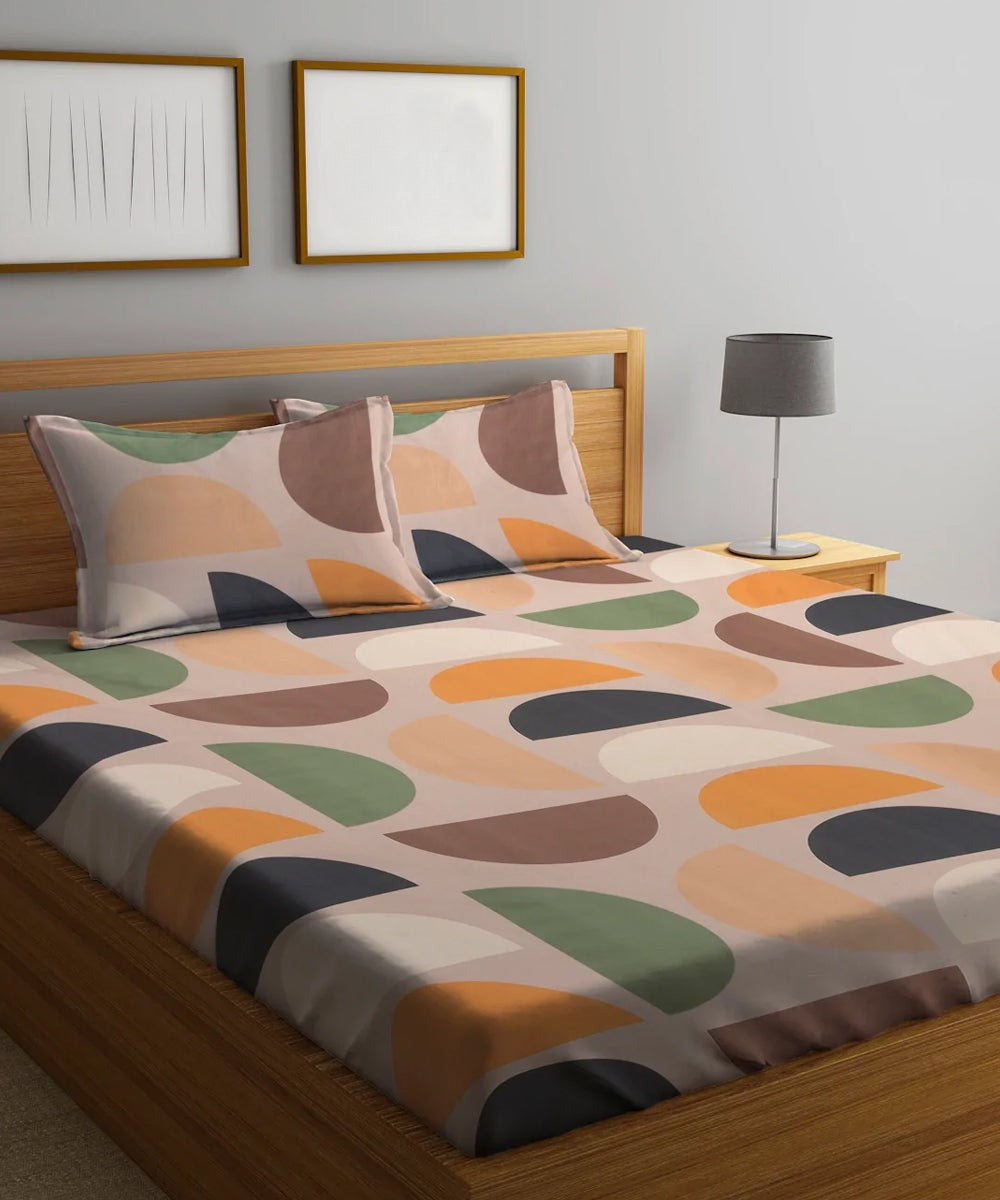 Multi Color Flat King Bedsheet With 2 Pillow Covers