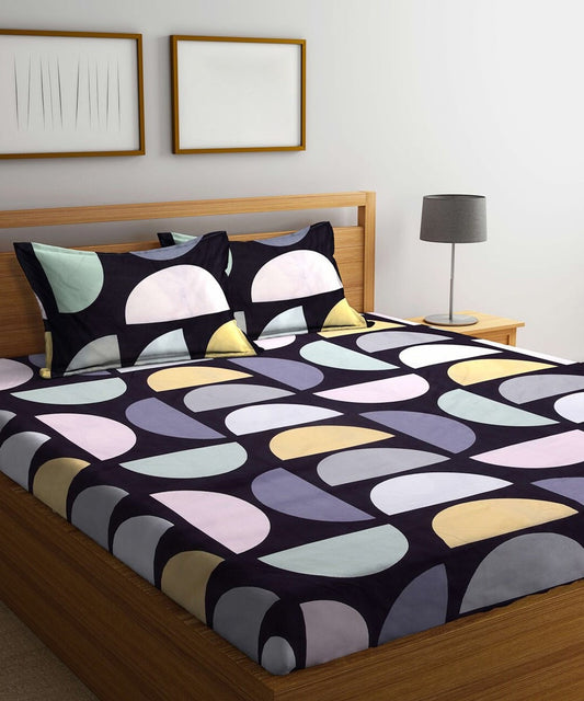 Geometrical Flat Double Bedsheet With 2 Pillow Covers